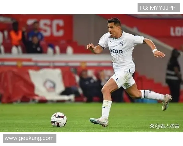 足球明星背后的故事揭秘那些曾经家境贫寒的球员成长历程