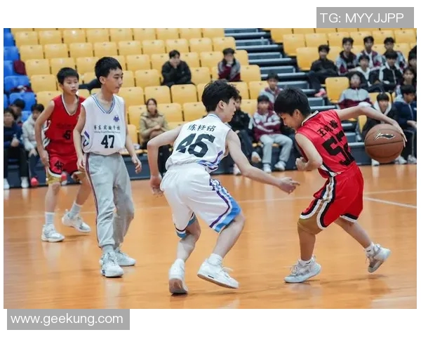 小伙追梦篮球明星的青春故事与成长历程的感人篇章